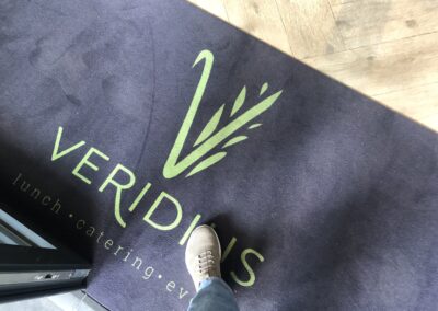 DTP-werk van een deurmat voor Veridius